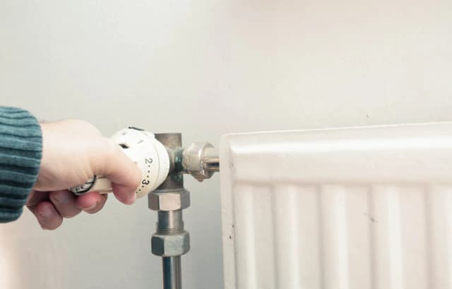 Jak odpowietrzyć grzejniki w bloku na ostatnim piętrze, aby uniknąć zimna