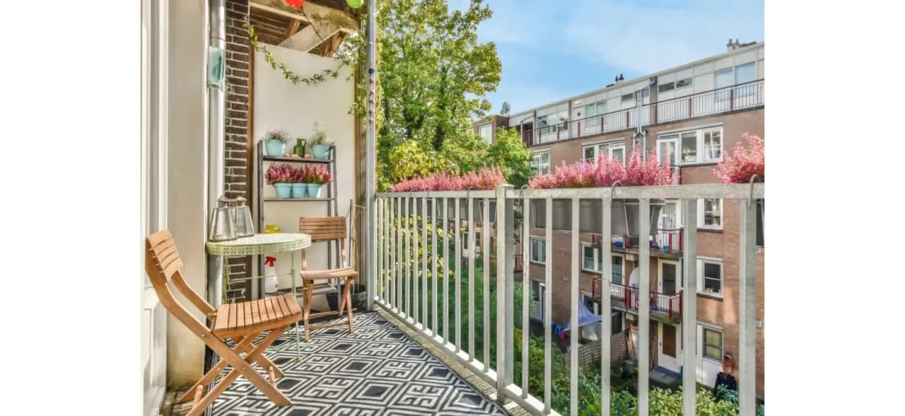 Jak urządzić mały wąski balkon w bloku - praktyczne inspiracje i porady