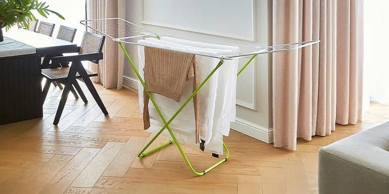 Gdzie suszyć pranie w bloku, aby uniknąć pleśni i wilgoci?