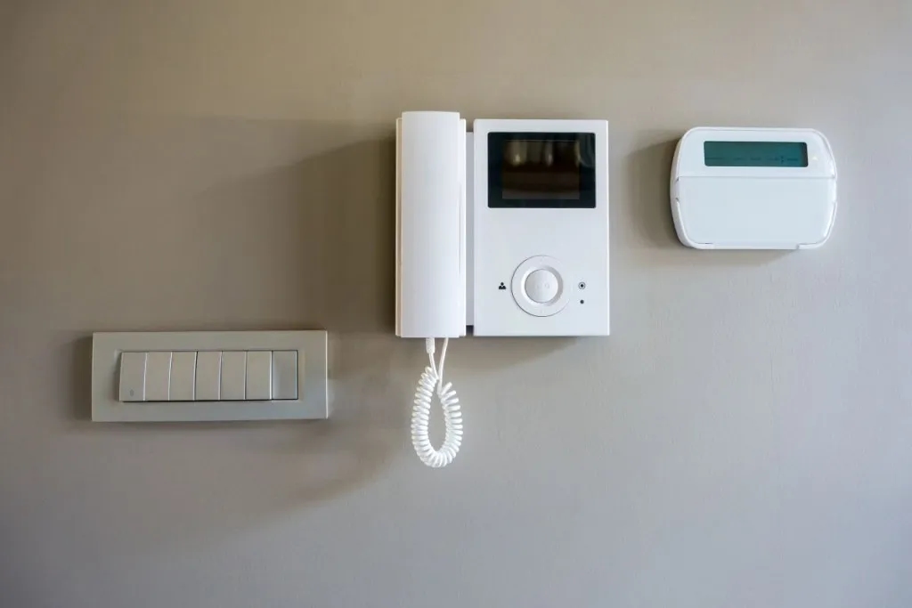 Jak naprawić domofon w bloku i uniknąć frustracji z jego awarią