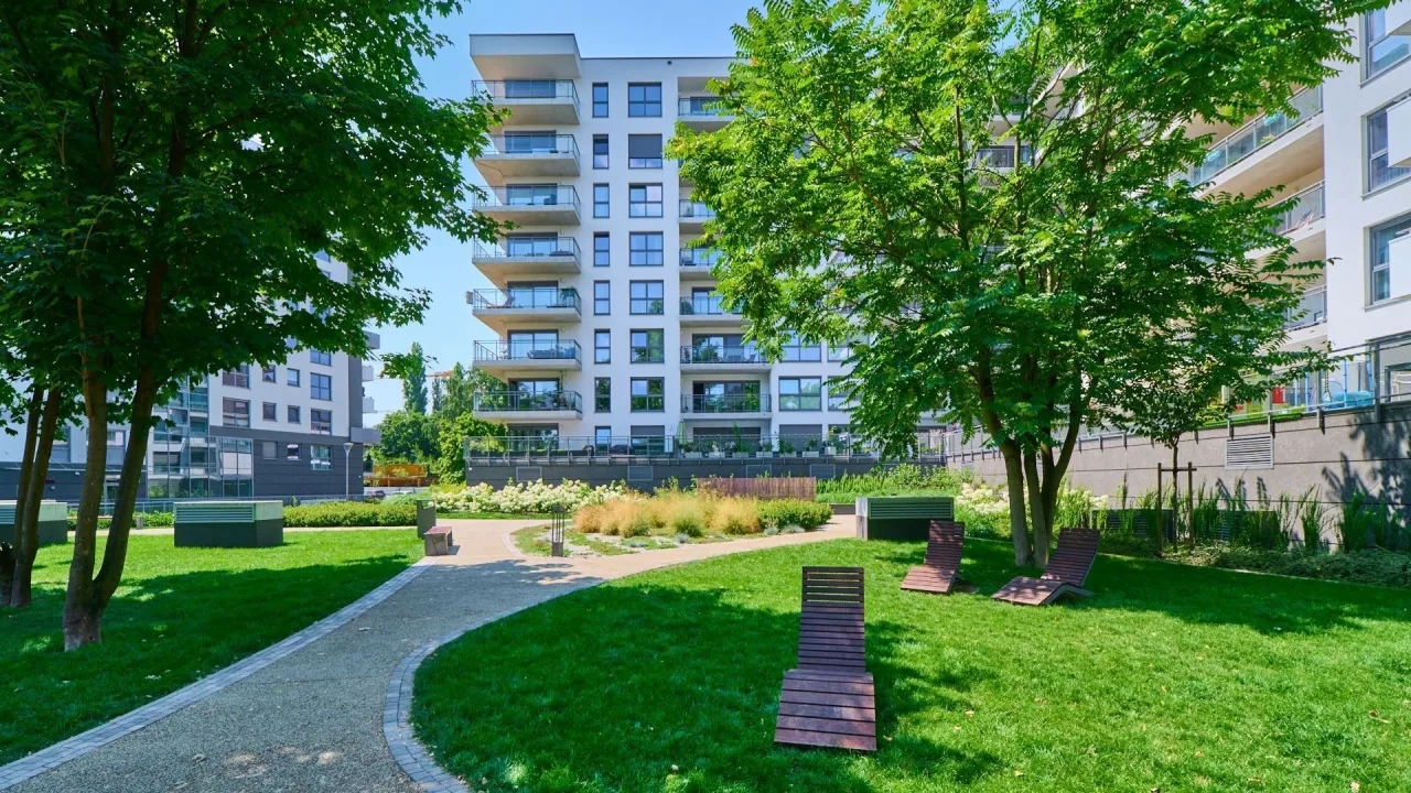 Jakie są instalacje na osiedlu i jak wpływają na komfort życia?